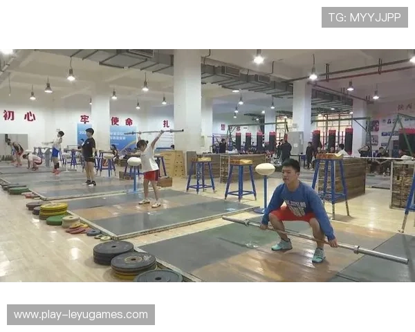 举重学院加强青少年训练的动作细化与安全教育，青少年举重记录
